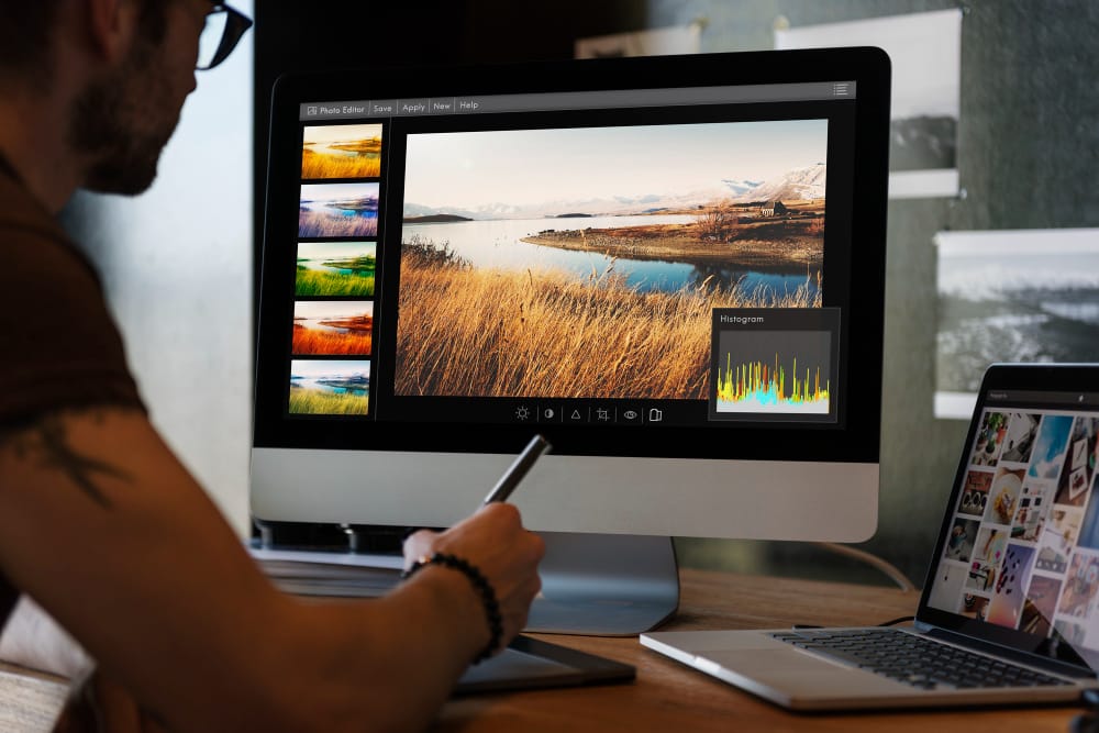 homme devant son pc en train de créer un visuel