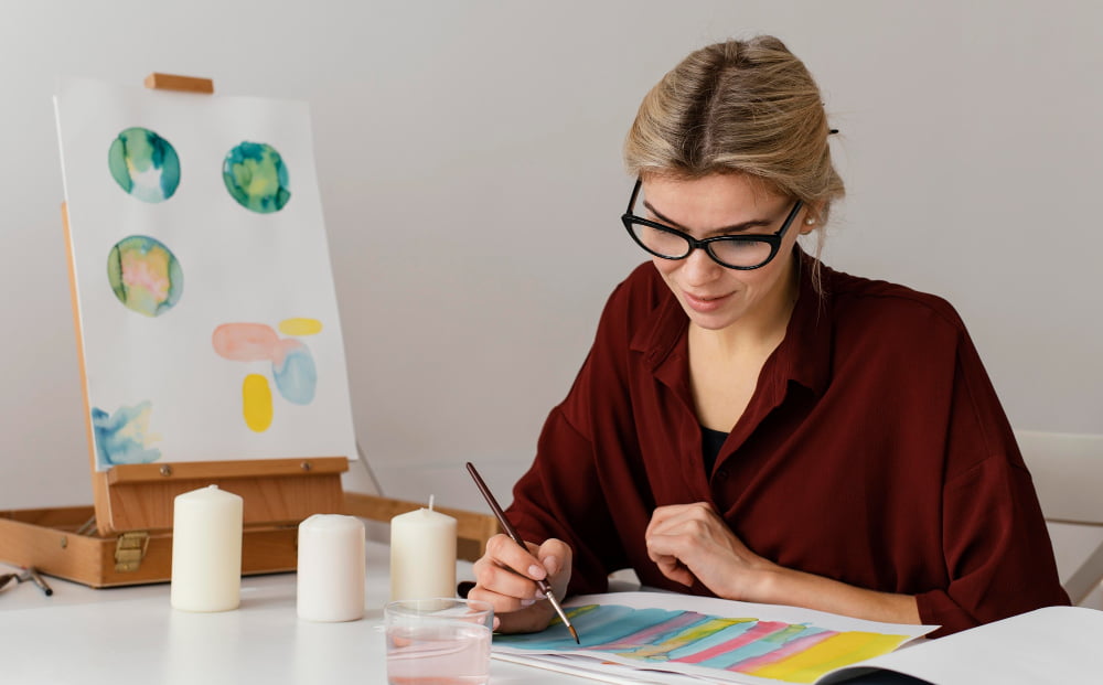 illustratrice professionnelle en train de peindre sur un bureau