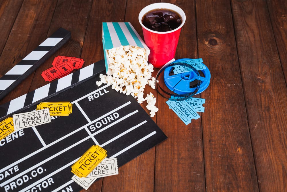 scene avec pop corn, clap, coca, ticket de cinéma